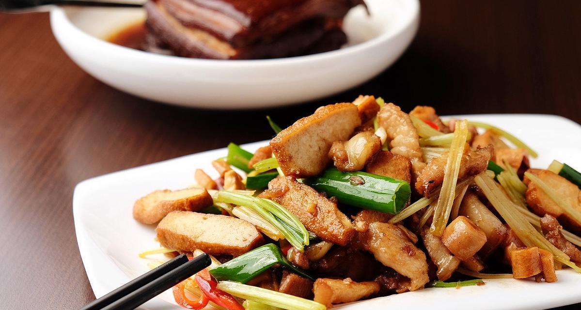 以西芹豆干炒肉片，营养美味又简单（做法详解，让你轻松掌握烹饪技巧）