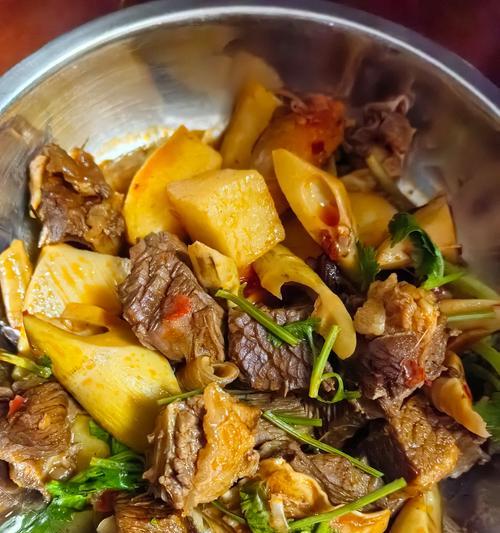土豆猪蹄，美味慢炖的家常美食（学会慢炖，一口咬下满满的幸福感）