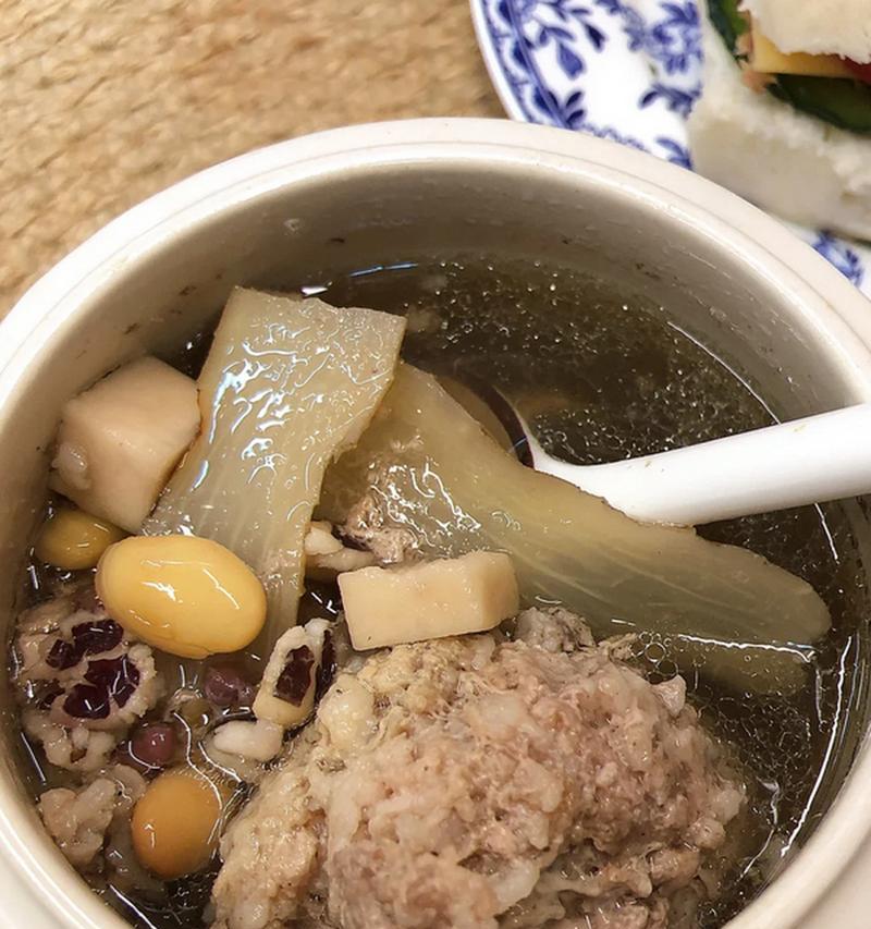 健康调理，以山药扇骨祛湿汤为主题（营养丰富，调理湿气，山药扇骨祛湿汤的做法）