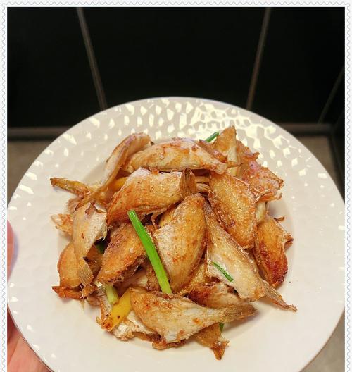 菜心蛰皮，清爽美味的夏日佳肴（用新鲜菜心和嫩皮，做出口感清脆，味道独特的佳肴）