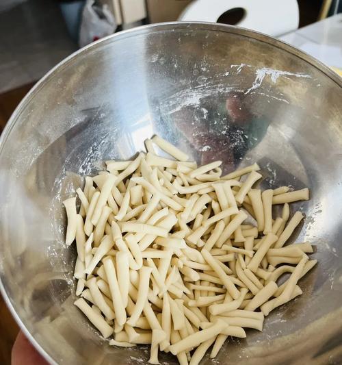 家常美食——素丁丁炒面（做法简单易学，营养丰富美味）