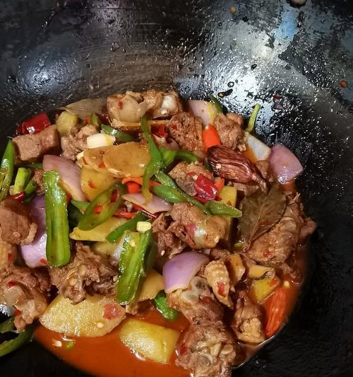 青椒炒鸭块的家常做法（美味健康的鸭肉菜肴，快速上桌必备）