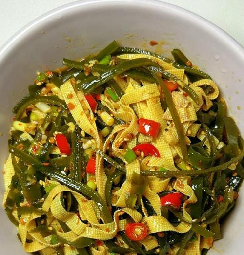 以杏仁拌豆腐皮，做出美味佳肴（利用杏仁的香气，打造独特口感，让你流连忘返）