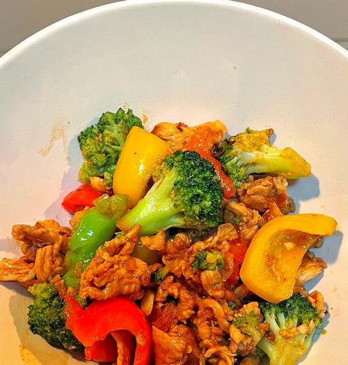 彩椒皮蛋炒肉末，美味又健康（色香味俱佳的家常菜肴，彰显厨艺魅力）