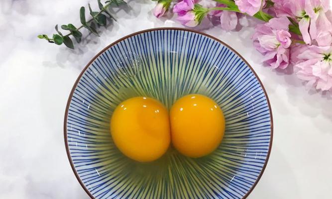 青椒鸭蛋羹的制作方法（健康美味的家常菜肴）