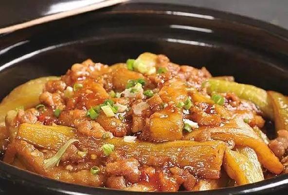 用砂锅烹饪的美味茄子（家常菜谱）