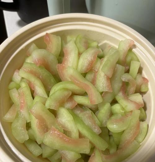 爆炒西瓜皮（用废弃西瓜皮炒出健康美味）