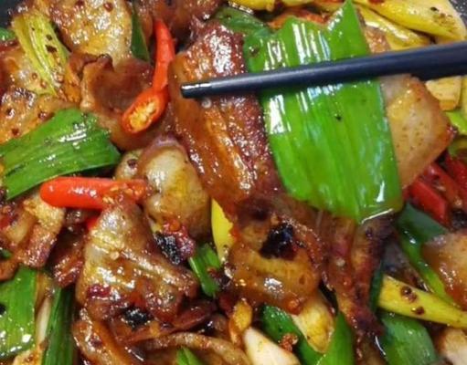 学会这道笋子炒回锅肉，让你的餐桌上多一份美味（传统美食口感升级，让你爱上回锅肉的做法）