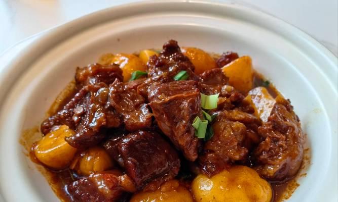 用土豆焖牛肉，做出香醇美味的菜肴（一道家常菜肴，越煮越香，快来学习）