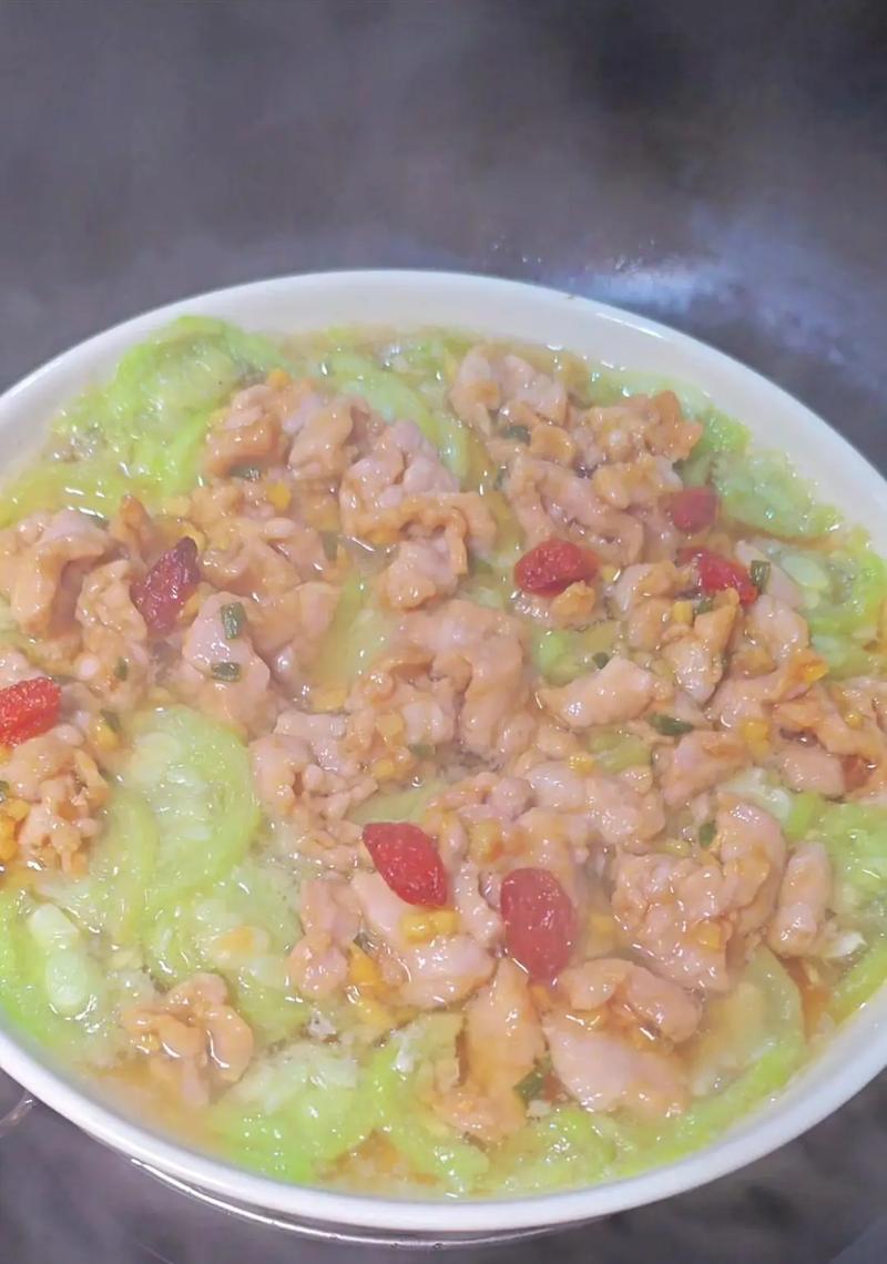丝瓜拼盘，美味又健康（以丝瓜为主材料的拼盘，让你健康美味两不误）