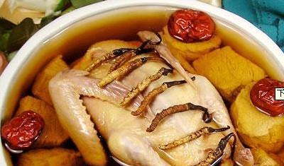 以首乌防党黑糯米煲乳鸽，滋补养生又美味（家常鸽肉美食，搭配首乌草药煲出最佳营养口感）