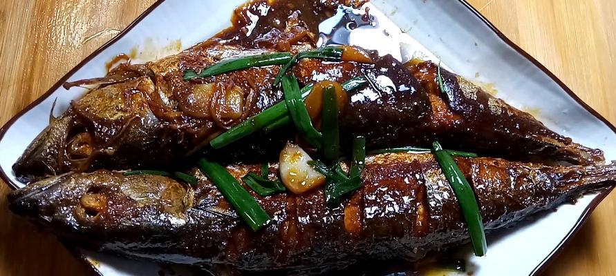 香煎池鱼的做法（学会这一招，让你轻松掌握池鱼烹饪技巧）