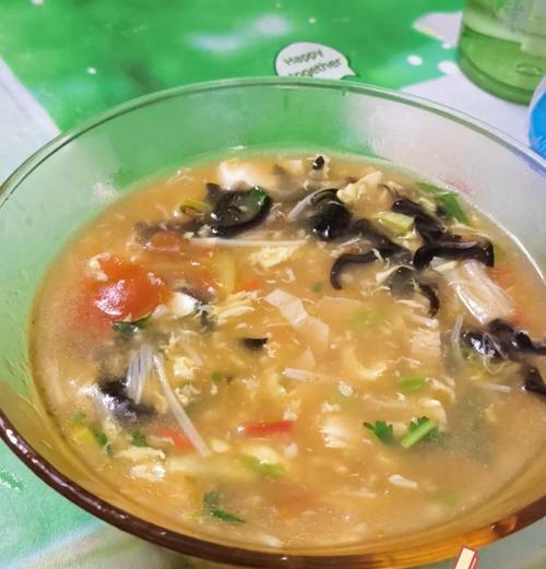小菇鸡蛋汤的家常做法（营养美味的汤品，味道鲜美又易于制作）
