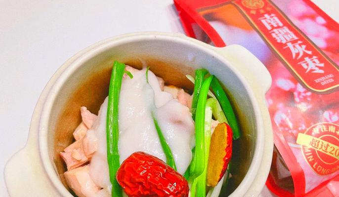 美食·清炖椰子鸡（椰汁清炖，口感鲜嫩滑润）