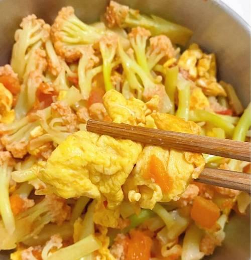 如何以香芹炒出美味菜花（健康营养的美食，尝试新口味）