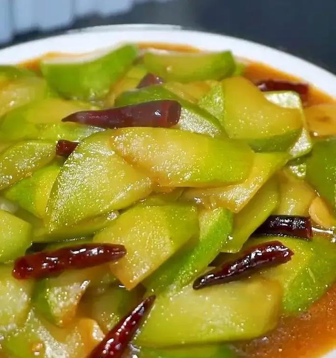 酸辣西葫芦香肠的制作方法（家庭厨房也能轻松做出美味佳肴）