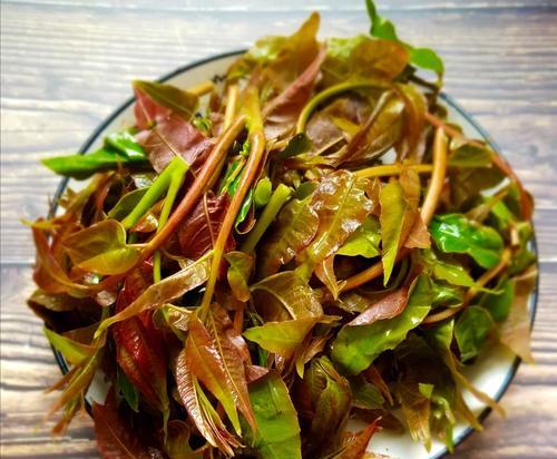以香椿煎蛋饼为主角的美味早餐（让你在清晨拥有舌尖上的惊喜）