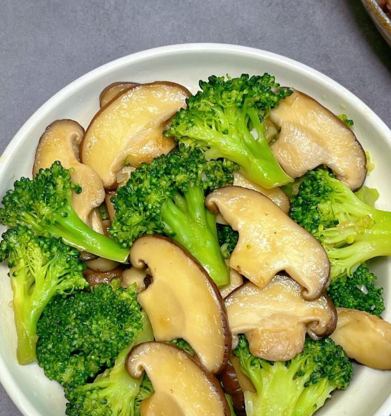 美食天堂——以西蓝花抱香菇（一道简单易做的蔬菜美食）