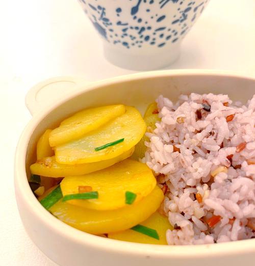 油炸土豆块煎鸡蛋的美味做法（用油炸土豆块增添口感，煎鸡蛋更加美味）