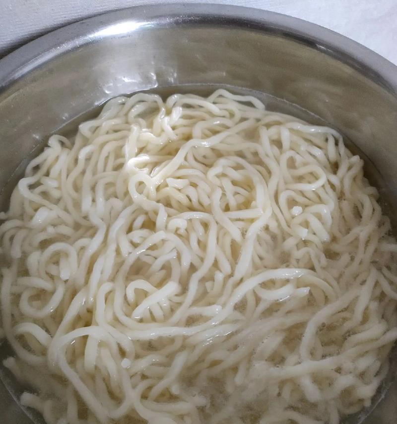 家常美食之西红柿茄子打卤手擀面（一道地道的美食，让你回味无穷！）