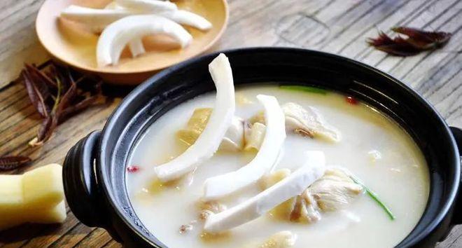 椰子煲鸡——一道美味又营养的菜品（用椰子肉煮出的鸡肉，口感鲜嫩多汁，让你爱不释手）