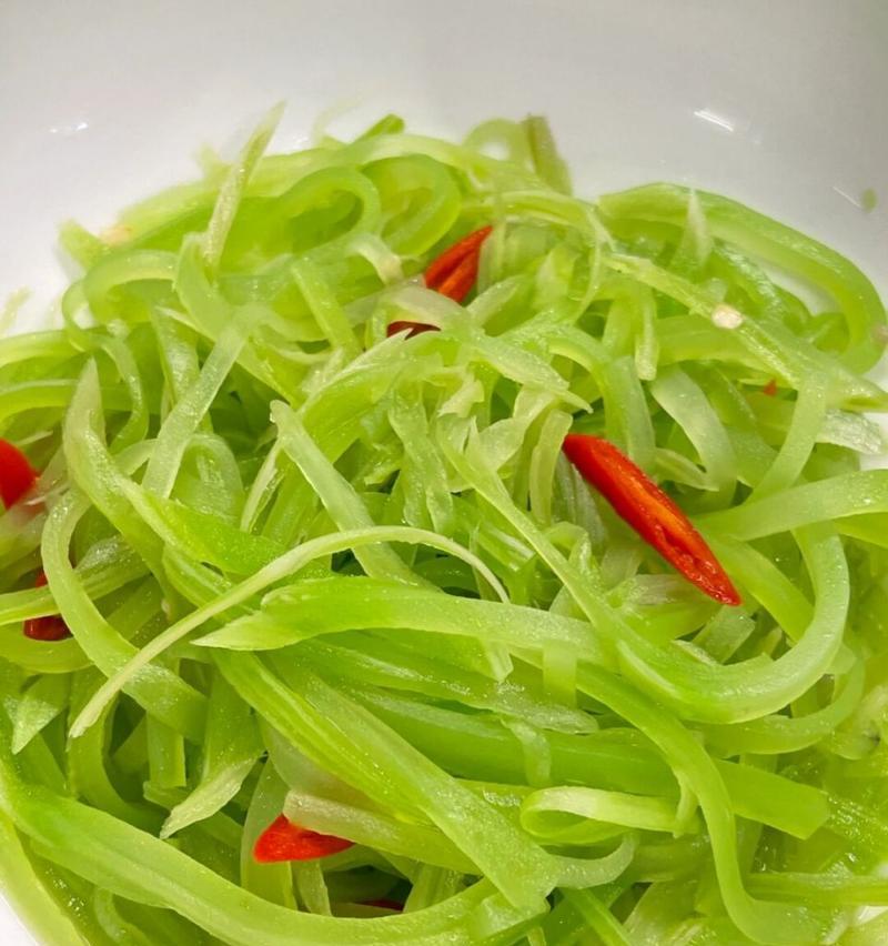 《酸辣莴笋丝的做法》（用简单的调料制作美味佳肴，让你的味蕾大开！）