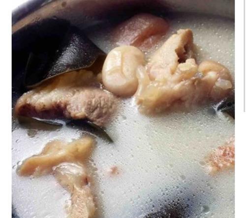 以蔬菜海带鸡汤为食的健康与美味（如何烹饪一份营养丰富的蔬菜海带鸡汤）