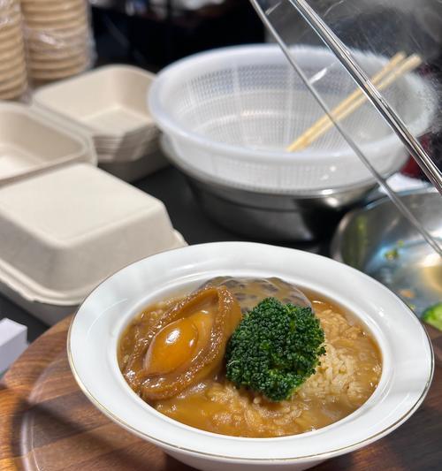 以鲍鱼捞饭（浓香海味，口感爽滑，让你一尝难忘的美食体验）