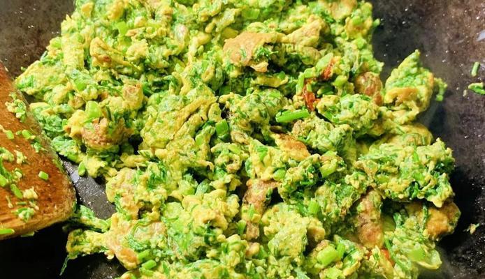 香菜煎鸡蛋的制作方法（轻松学会制作一道清爽营养的早餐）