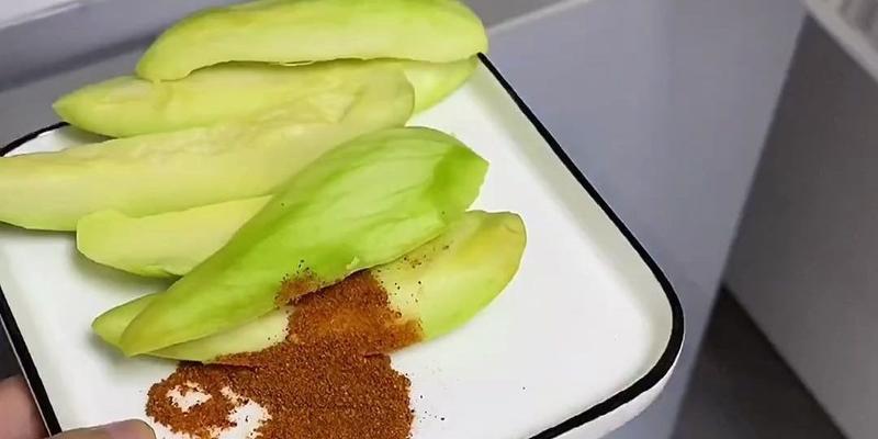 椰香酸甜青芒果的美食新享受（青芒果与椰浆的完美融合，让你爱上它的口感）