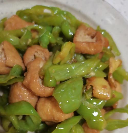 简单易学的青椒豆芽菜做法（健康美味，快速上桌，家庭必备）