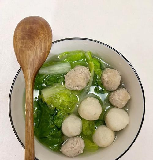 做一碗暖心鱼丸肉丸青菜汤（家常美食，温暖你的心）