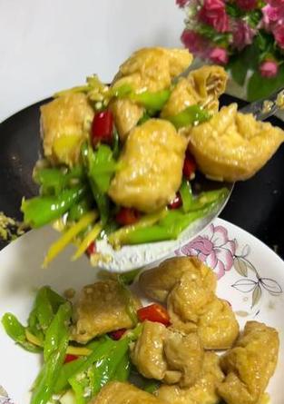 油豆腐炒青椒（一道简单又营养的家常菜）