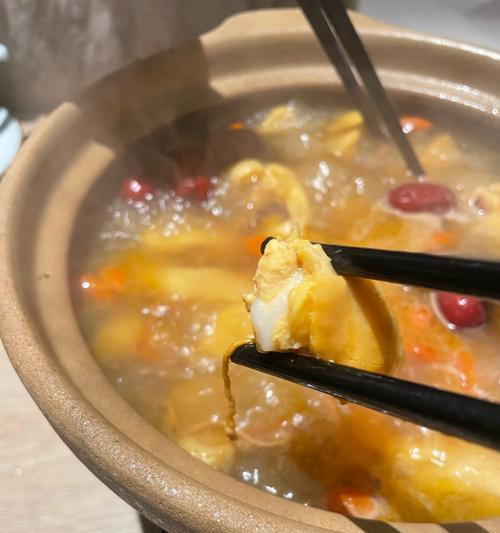制作醉鸡冷盘的完美指南（快乐家庭聚会的必备佳肴，教你做出口感鲜美、味道独特的醉鸡冷盘）