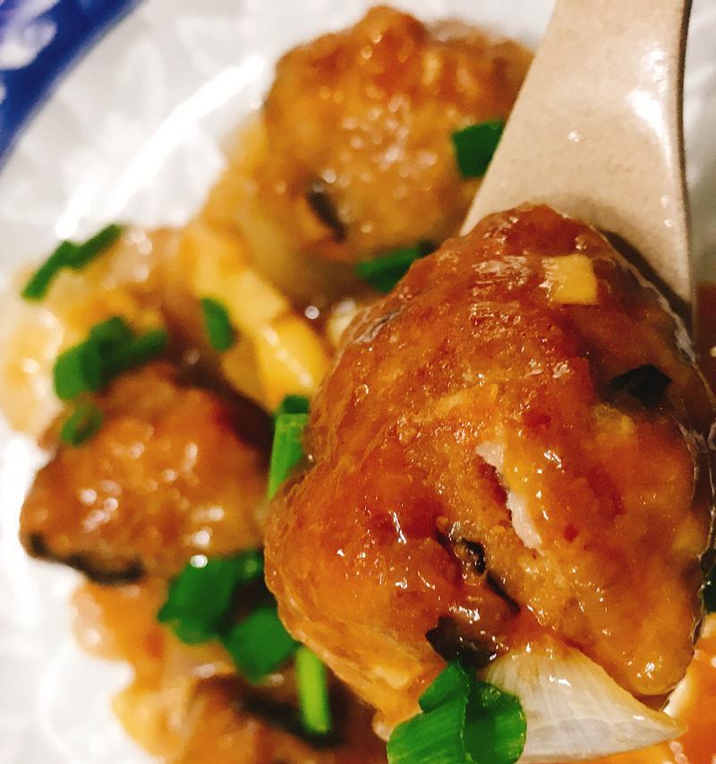 一口香菇豌豆肉丸子，营养美味的家常料理（香菇豌豆肉丸子的制作过程详解）