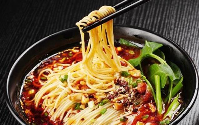 珍馐美味，鲜蘑樱桃小面自制教程（口感嫩滑，健康营养，小面与新鲜蘑菇樱桃的完美搭配）