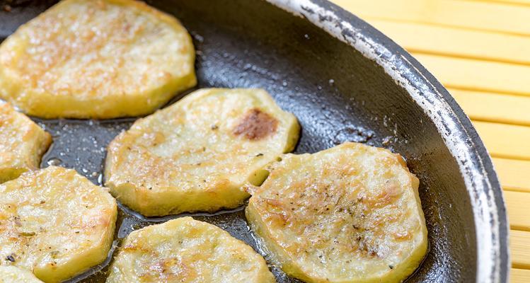 如何制作美味可口的洋芋粑粑（用简单的方作家常美食）
