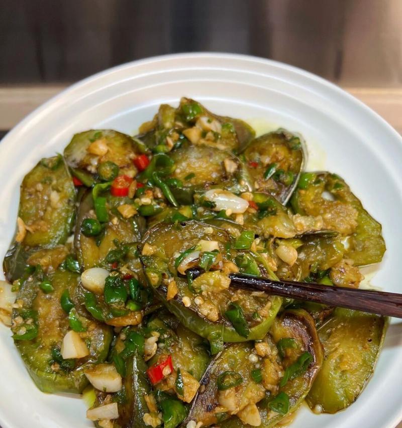 口感鲜美的紫茄炒肉丝（用紫色好食材制作的健康佳肴）