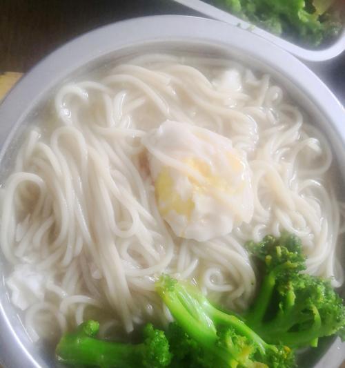 自制鸡蛋面条教程（从原材料到成品，让你轻松制作口感绝佳的鸡蛋面条）