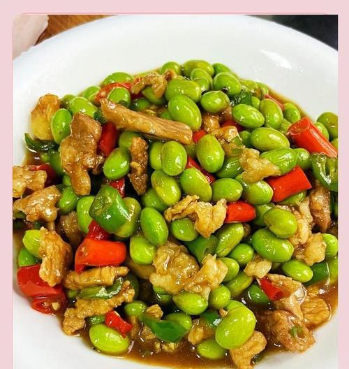 辣味十足！小米辣肉末炒毛豆的家常做法（口感鲜美，营养丰富，适合一家大小的美味佳肴）