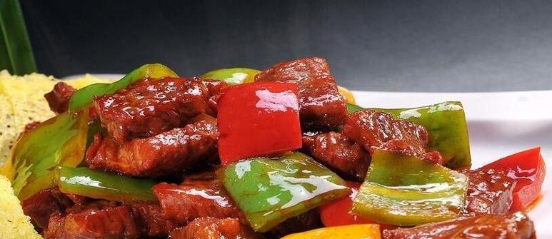 香嫩彩椒爆牛肉的做法（色香味俱佳，轻松学会烹饪技巧）
