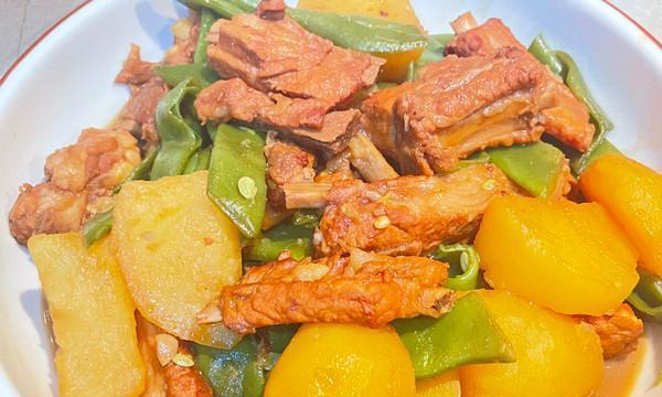 美味又营养的猪骨炖豆角土豆（家常菜谱/清爽解暑/营养美味）