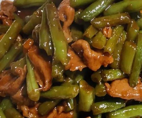 紫苏豆角炒肉片，营养美味一步搞定（精选食材，口感爽脆，健康又美味，为你带来鲜香满满的口感体验）