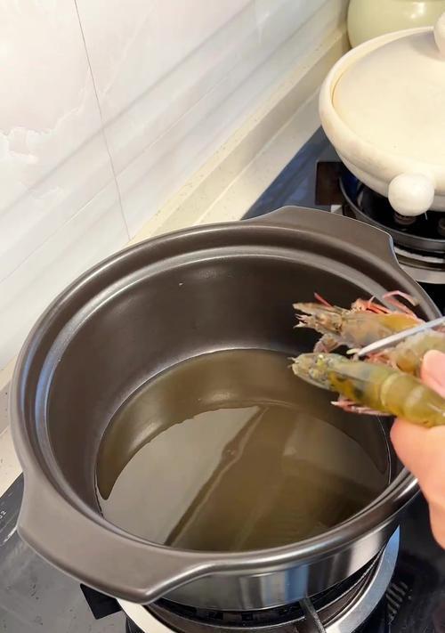 鲜虾豌豆砂锅粥的制作方法（营养丰富的家常美食，轻松做出不一样的口感享受）