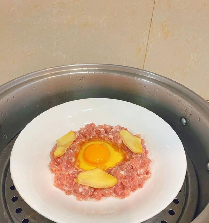 虾仁肉饼蒸蛋，美味营养又简单（用虾仁肉饼做蒸蛋，快速搞定美味早餐）