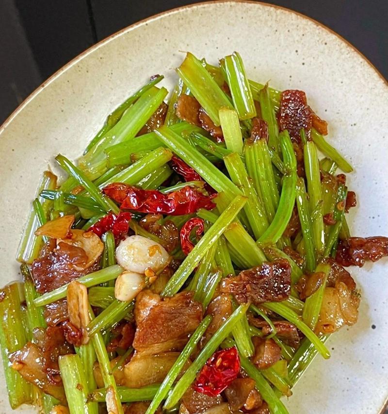香芹炒菜花，美味佳肴（用香芹点缀菜花，做出美味佳肴，让你欲罢不能）