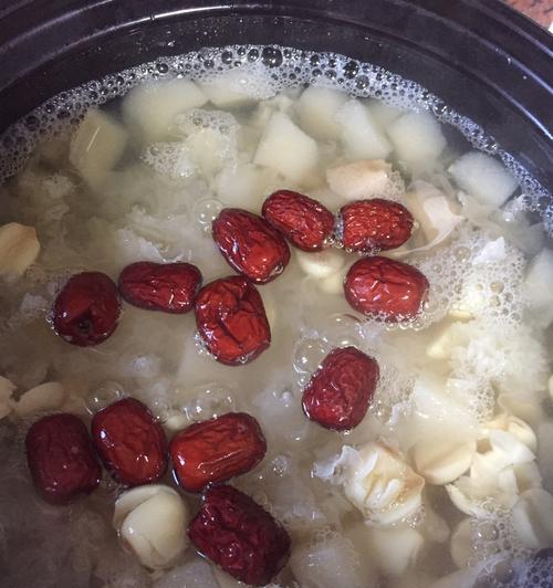 尝鲜甜品，自制雪梨银耳糖水（家庭甜品制作的秘密，味蕾享受的良方）