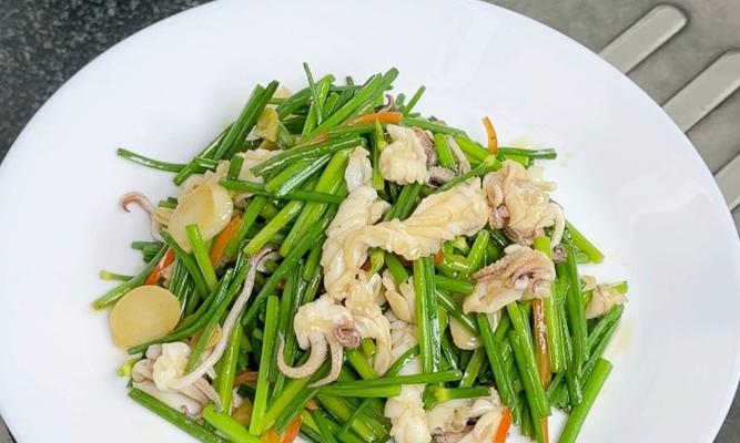香煎鲜鱿鱼炒韮菜（鲜美可口的家常美食）