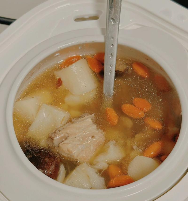 玉米山药炖排骨——美味又营养的家常菜（做法简单易学，营养丰富，口感独特）