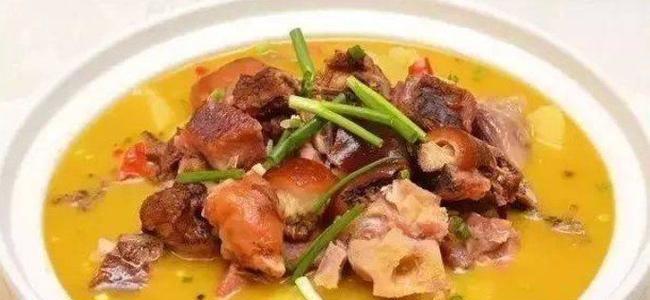 笋干焖猪蹄的美味做法（用笋干和猪蹄烹制的热菜，色香味俱佳！）